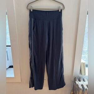 Athleta Venice High Rise Track Pant / size M / granite blue/white stripe